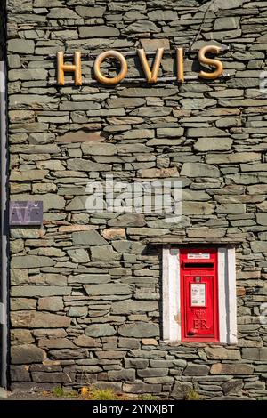 Großbritannien, England, Cumbria, Langdale, Chapel Stile, altes Hovis-Brot-Schild und Briefkasten in der Schieferwand des alten Postamtes Stockfoto