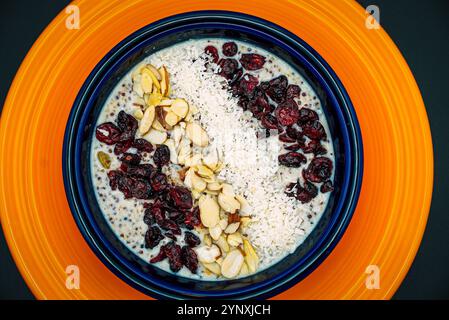 Chia Pudding mit Nüssen und getrockneten Früchten Stockfoto