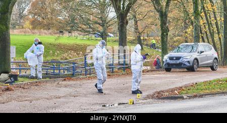 Auf einem Parkplatz neben dem Bootsee in Corby, England, sammeln drei Polizisten am 27. November 2024 Beweise an einem Tatort. Stockfoto