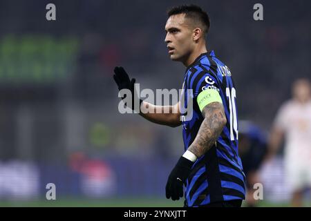 Mailand, Italien. November 2024. Lautaro Martinez vom FC Internazionale gibt während des Fußballspiels der UEFA Champions League zwischen dem FC Internazionale Milano und dem RB Leipzig am 26. November 2024 im Stadio Giuseppe Meazza in Mailand, Italien. Quelle: Marco Canoniero/Alamy Live News Stockfoto