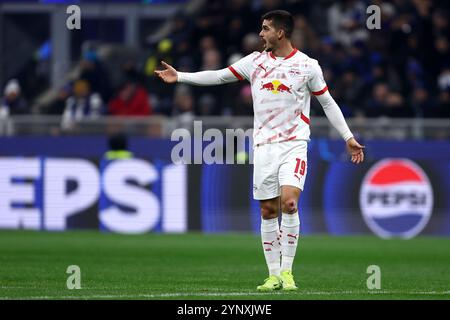 Mailand, Italien. November 2024. Andre Silva vom RB Leipzig Gesten während des UEFA Champions League Fußballspiels zwischen dem FC Internazionale Milano und dem RB Leipzig im Stadio Giuseppe Meazza am 26. November 2024 in Mailand. Quelle: Marco Canoniero/Alamy Live News Stockfoto