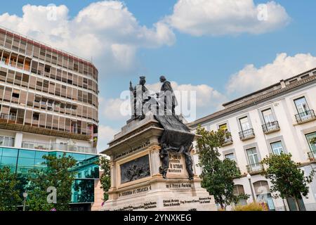 Granada, Spanien – 27. Oktober 2024: Das Monumento a Isabel la Católica y Cristóbal Colón auf der Plaza Stockfoto