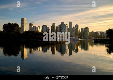 Yaletown Tower Reflektiert Vancouver. Das Licht am frühen Morgen reflektiert von den Yaletown Wohnanlagen. Vancouver. British Columbia, Kanada. Stockfoto