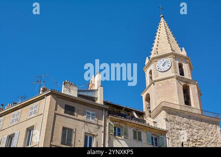 Marseille. Frankreich - 27. November 2024: Blick auf den historischen Glockenturm von Notre-Dame-des-Accoules in Marseille mit seiner berühmten Uhr und seinem Turm, Stockfoto