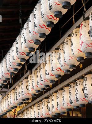 Nahaufnahme von Laternen im Yasaka-Schrein, Gion District, Kyoto, Japan Stockfoto