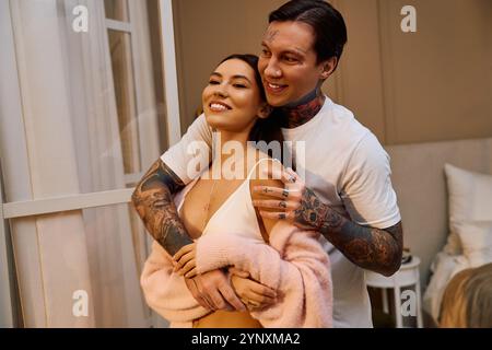 Zwei Liebende genießen einen Moment der Nähe und des Glücks, eingewickelt in den Armen der anderen. Stockfoto