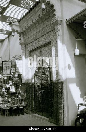 Antike Tür im Souk Basar der Altstadt von Marrakesch in Marokko im Sahara-Maghreb in Nordafrika Stockfoto