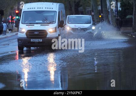 Fahrzeuge fahren durch Hochwasser am Victoria Embankment im Zentrum von London. Züge wurden in Teilen Südenglands eingestellt, nachdem die Eisenbahnstrecken während des Sturms Conall durch starke Regenfälle überschwemmt wurden. Es kommt nur wenige Tage nachdem Sturm Bert Hunderte von Häusern überflutet hat, Straßen in Flüsse verwandelt hat und Wind von mehr als 80 km/h sah. Bilddatum: Mittwoch, 27. November 2024. Stockfoto