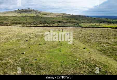 Merrivale prähistorische Ritualstätte. Dartmoor, England. Südlich über den Steinkreis bis zum 3,1 Meter langen Merrivale Menhir-Stein. Kings Tor erhebt sich hinter sich Stockfoto