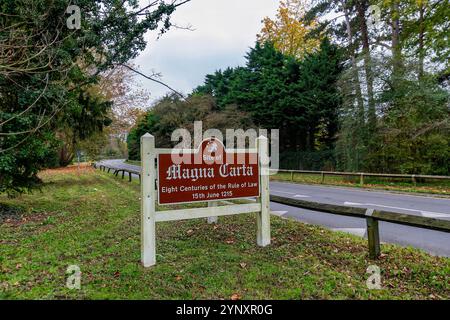 Der Wegweiser auf der A308 markiert den Ort, an dem 1215 die Magna Charta in Runnymede, Surrey, Großbritannien, unterzeichnet wurde Stockfoto