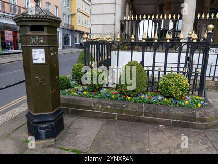 Ein grüner Postkasten aus viktorianischer Zeit neben der Guildhall in Windsor, Berkshire, Großbritannien Stockfoto