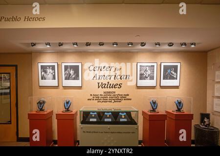 Pueblo, Colorado - das Center for American Values zeigt Fotografien von 140 Empfängern der Ehrenmedaille des Kongresses. Das Zentrum ist mit t verbunden Stockfoto