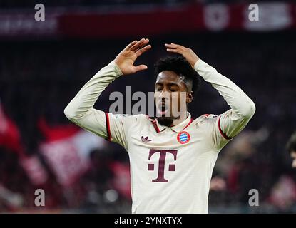 Allianz Areana, München, Deutschland. November 2024. Kingsley Coman von Bayern München Gesten während eines Spiels am 5. Spieltag der Champions League, FC Bayern München gegen Paris Saint-Germain, bei der Allianz Areana, München. Ulrik Pedersen/CSM/Alamy Live News Stockfoto