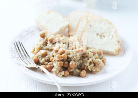 Kohl mit Erbsen. Traditionelles Polnisches Weihnachtsessen. Heller Hintergrund. Stockfoto