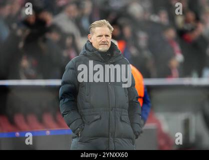 Allianz Areana, München, Deutschland. November 2024. Peter Schmeichel sieht beim 5. Spiel der Champions-League, FC Bayern München gegen Paris Saint-Germain, bei der Allianz Areana, München. Ulrik Pedersen/CSM/Alamy Live News Stockfoto