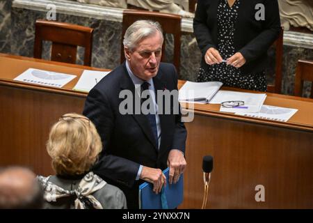 Paris, Frankreich. November 2024. Der französische Premierminister Michel Barnier blickt auf eine Sitzung mit Anfragen an die Regierung in der Pariser Nationalversammlung am 27. November 2024. Foto: Firas Abdullah/ABACAPRESS. COM Credit: Abaca Press/Alamy Live News Stockfoto