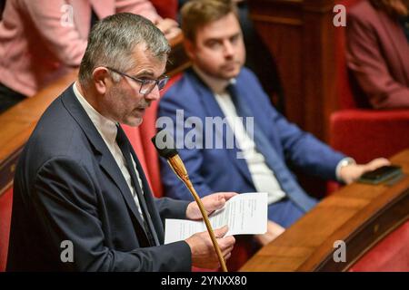 Paris, Frankreich. November 2024. Der französische Abgeordnete der UDR-Fraktion Marc Chavent spricht während einer Sitzung mit Fragen an die Regierung in der Nationalversammlung in Paris am 27. November 2024. Foto: Firas Abdullah/ABACAPRESS. COM Credit: Abaca Press/Alamy Live News Stockfoto