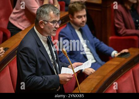 Paris, Frankreich. November 2024. Der französische Abgeordnete der UDR-Fraktion Marc Chavent spricht während einer Sitzung mit Fragen an die Regierung in der Nationalversammlung in Paris am 27. November 2024. Foto: Firas Abdullah/ABACAPRESS. COM Credit: Abaca Press/Alamy Live News Stockfoto