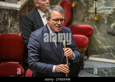 Paris, Frankreich. November 2024. Der französische stellvertretende Verkehrsminister Francois Durovray spricht während einer Sitzung mit Fragen an die Regierung in der Pariser Nationalversammlung am 27. November 2024. Foto: Firas Abdullah/ABACAPRESS. COM Credit: Abaca Press/Alamy Live News Stockfoto