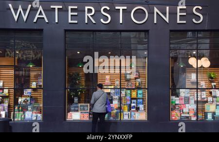 London, Vereinigtes Königreich. Oktober 2024. Ein Kunde schaut in das Fenster eines Waterstones Buchladens im Zentrum von London. Quelle: Vuk Valcic / Alamy Stockfoto