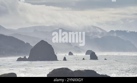 Silhouette von Haystack Rock und Küste, Cannon Beach, Clatsop County, Oregon, USA Stockfoto