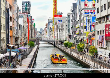 Osaka, Japan-Okt24 ,2024 : Einkaufsviertel in Dotonbori der berühmte Glico Running man Neon zeigt das berühmte Reiseziel für Reisende in Shinsaibashi Stockfoto