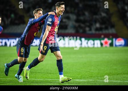 Barcelona, Barcelona, Spanien. November 2024. Robert LEWANDOWSKI aus Barcelona feiert sein Tor mit Pablo Martin PAEZ GAVIRA (Gavi) aus Barcelona während des Spiels der UEFA Champions League, League Phase MD5 zwischen dem FC Barcelona und Stade Brestois (Brest) bei Estadi Olimpic Lluis Companys am 26. November 2024 in Barcelona. (Kreditbild: © Matthieu Mirville/ZUMA Press Wire) NUR REDAKTIONELLE VERWENDUNG! Nicht für kommerzielle ZWECKE! Stockfoto