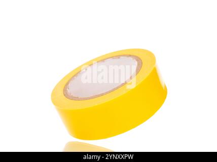 Eine Rolle Isolierband, Nahaufnahme, isoliert auf weißem Hintergrund. Stockfoto