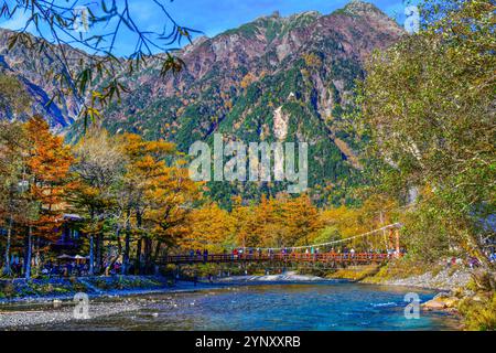 Touristen auf der Kappa Holzbrücke im Kamikochi Nationalpark, Nagano, Japan Stockfoto