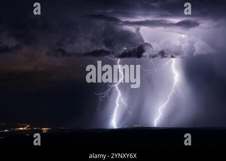 Ein Gewitter über dem Verde Valley in Arizona trifft einen gegabelten Blitz Stockfoto