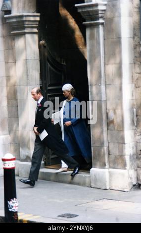 14 Luglio 1994 Londra Archivio Storico Olycom/Lapresse Lady Helen Marina Lucy Taylor (nata Windsor; nata il 28 aprile 1964) è un membro della famiglia reale britannica. È la figlia del principe Edoardo, duca di Kent, e Katharine, duchessa di Kent, e pronipote di Giorgio V. Attualmente è 47esima nella linea di successione al trono britannico. Nella Foto: Helen Marina Lucy Taylor figlia della duchessa di Kent con suo Padre principe Edoardo di Kent il giorno del matrimonio di Lady Sarah Armstrong Jones Bild: Helen Marina Lucy Taylor Tochter der Herzogin von Kent mit ihrem Vater Prinz Edwa Stockfoto