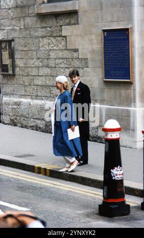 14 Luglio 1994 Londra Archivio Storico Olycom/Lapresse Lady Helen Marina Lucy Taylor (nata Windsor; nata il 28 aprile 1964) è un membro della famiglia reale britannica. È la figlia del principe Edoardo, duca di Kent, e Katharine, duchessa di Kent, e pronipote di Giorgio V. Attualmente è 47esima nella linea di successione al trono britannico. Nella Foto: Helen Marina Lucy Taylor figlia della duchessa di Kent con suo marito Timothy Taylor il giorno del matrimonio di Lady Sarah Armstrong Jones im Bild: Helen Marina Lucy Taylor Tochter der Herzogin von Kent mit ihrem Ehemann Timothy Taylor auf t Stockfoto