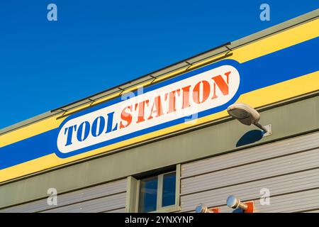 Tamworth, Großbritannien – 26. November 2024: Externe Beschilderung von Toolstation, einem Händler für Werkzeuge und Baumaterialien in Großbritannien Stockfoto