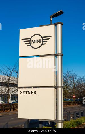 Tamworth, Großbritannien – 26. November 2024: Logo der Automarke Mini außerhalb des Sytner-Händlers in Tamworth Stockfoto