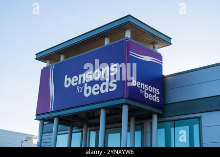 Tamworth, Großbritannien – 26. November 2024: Externe Beschilderung für den britischen Einzelhändler für Schlafzimmermöbel, Bensons for Beds, in Tamworth, Großbritannien Stockfoto