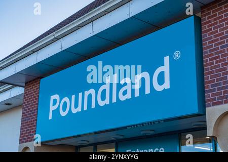 Tamworth, Großbritannien – 26. November 2024: Externe Beschilderung des britischen Sortengeschäfts Poundland, in Tamworth, Großbritannien Stockfoto