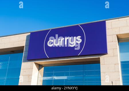 Tamworth, Großbritannien – 26. November 2024: Externe Beschilderung des elektronischen Händlers Currys Plc in Tamworth, Großbritannien Stockfoto