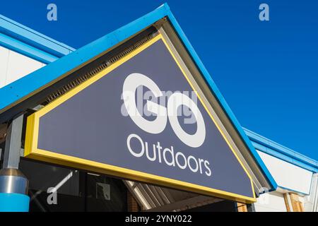 Tamworth, Großbritannien – 26. November 2024: Außenschilder von Outdoor-Händlern, gehen Sie ins Freie Stockfoto