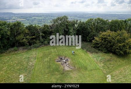 Nympsfield Long Barrow prähistorische neolithische Grabstätte. Coaley Peak, Gloucestershire, England. Cotswold Severn-Typ. Blick nach Westen zum Fluss Severn Stockfoto