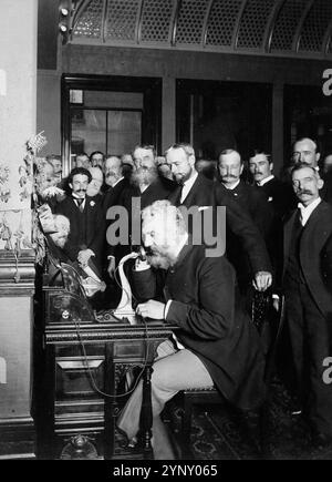 Alexander Graham Bell am Telefon bei der Eröffnung der ersten Telefonleitung New York – Chicago am 18. Oktober 1892 Stockfoto