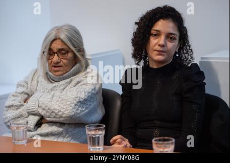 London, England, Großbritannien. November 2024. LAILA SOUEIF (links), Mutter der inhaftierten britisch-ägyptischen Aktivistin und Bloggerin Alaa Abdel Fattah, spricht am 59. Tag ihres Hungerstreiks auf einer Pressekonferenz in London. Die Veranstaltung folgt auf ein Treffen mit dem britischen Außenminister David Lammy, der am frühen Tag stattfand. Soueif, begleitet von ihren Töchtern SANAA SEIF (rechts) und Mona Seif, forderte die britische Regierung auf, ihre diplomatischen Bemühungen zu verstärken, um Abdel Fattahs Freilassung aus ägyptischer Haft zu sichern, wo er trotz Vollendung seiner Strafe im September unter harten Bedingungen inhaftiert bleibt. (Guthaben Stockfoto