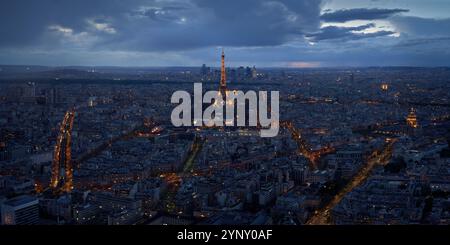 Panoramablick auf Paris mit dem Eiffelturm in der Mitte der Nacht, bei eingeschalteten Lichtern. Stockfoto