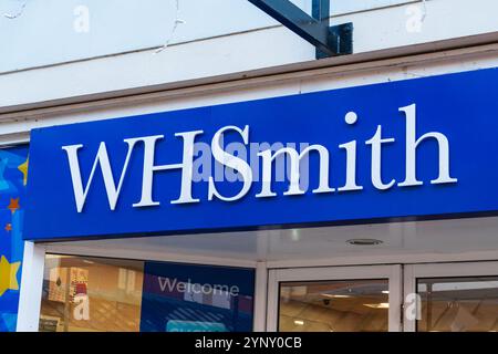 Lichfield, Großbritannien – 26. November 2024: Frontbeschilderung des britischen Buchhändlers und Schreibwarenlieferanten WH Smith Stockfoto