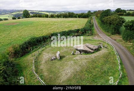 Arthurs Stone, Dorstone, Herefordshire, England. Prähistorisches neolithisches Kammergrab Dolmen Grabstätte. 3700-2799 V. CHR. Vorplatz des Gehörnten Hügels sichtbar Stockfoto