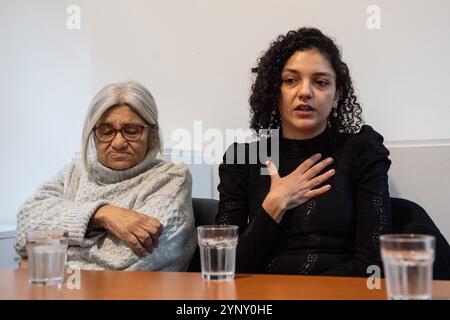 London, England, Großbritannien. November 2024. SANAA SEIF (rechts), ägyptische Menschenrechtsaktivistin und Schwester des inhaftierten britisch-ägyptischen Bloggers Alaa Abdel Fattah, spricht während einer Pressekonferenz in London. Die Veranstaltung fand am 59. Tag des Hungerstreiks ihrer Mutter Laila Soueif statt und folgt auf das Treffen mit dem britischen Außenminister David Lammy. Die Familie fordert die britische Regierung auf, ihre diplomatischen Bemühungen zu verstärken, um Abdel Fattahs Freilassung aus ägyptischer Haft zu sichern, wo er trotz Vollendung seiner Strafe im September unter harten Bedingungen inhaftiert bleibt. (Kreditbild: © Thom Stockfoto