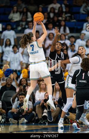 UCLA Bruins Wächter Elina Aarnisalo (7) schießt während eines NCAA-Basketballspiels für Frauen am Samstag über die South Carolina Gamecocks nach Ashlyn Watkins (2). Stockfoto