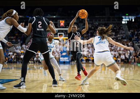 MiLaysia Fulwiley (12) spaltet die UCLA Bruins-Garde Londynn Jones (3) und Elina Aarnisalo (7) während eines NCAA-Frauenwettbewerbs Stockfoto