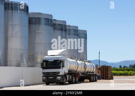 Weintanker für den Transport von Wein neben Gärungs- oder Lagertanks aus Edelstahl, Van Loveren Wine Estate, Western Cape Winelands, Südafrika Stockfoto