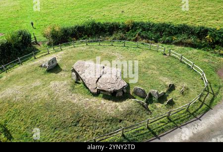 Arthurs Stone, Dorstone, Herefordshire, England. Prähistorisches neolithisches Kammergrab Dolmen Grabstätte. 3700-2799 V. CHR. Vorplatz des Gehörnten Hügels sichtbar Stockfoto