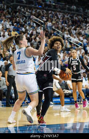 Maddy McDaniel (1), der Spieler der South Carolina Gamecocks, fährt am Samstag gegen Elina Aarnisalo (7) der UCLA Bruins, während eines NCAA-Basketballspiels für Frauen Stockfoto